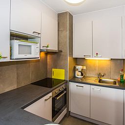 Moderne Kueche im Ferienhaus Michelangelo - 0605, Middelkerke, Westflandern, mit schlichter Einrichtung und allem Komfort fuer einen angenehmen Aufenthalt.