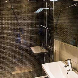 Modernes Badezimmer im Ferienhaus "Michelangelo - 0605" in Middelkerke, Westflandern, mit stilvoller Dusche und Waschbecken.
