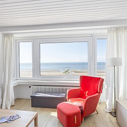 Geniessen Sie den Meerblick vom gemuetlichen Wohnzimmer von "St. Raphael - 0302", einem Ferienhaus in Middelkerke, Westflandern, Belgien.