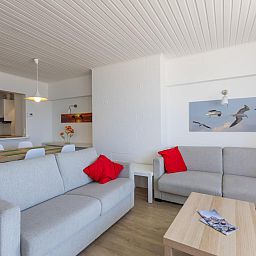 Gemuetliches Wohnzimmer im Ferienhaus St. Raphael - 0302, Middelkerke, Westflandern, mit moderner Einrichtung und einer bequemen Sitzecke.