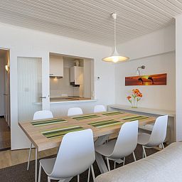 Gemuetlicher Essbereich in St. Raphael - 0302, Ferienhaus in Middelkerke, Westflandern, mit moderner Einrichtung und heller Atmosphaere.