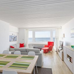 Helles Wohnzimmer im "St. Raphael - 0302" in Middelkerke, mit Meerblick, gemuetlicher Sitzecke und Essbereich - ein ideales Ferienhaus in Westflandern.