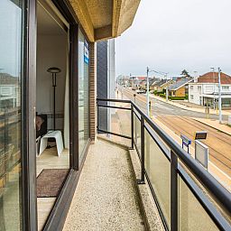 Geniessen Sie die Aussicht vom Balkon des Ferienhauses "Escale II - 0201" in Middelkerke, Westflandern, mit Blick auf die Strassenbahnhaltestelle.