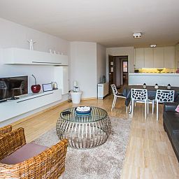 Stilvolles Wohnzimmer des Ferienhauses "Escale II - 0201" in Middelkerke, Westflandern, mit moderner Einrichtung und offener Kueche.