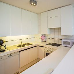 Moderne Kueche im Ferienhaus "Escale II - 0201" in Middelkerke, Westflandern. Komplett ausgestattet fuer einen komfortablen Aufenthalt.