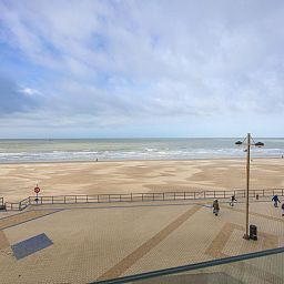 Blick auf den Strand von Middelkerke vom Ferienhaus Bel Air - 0201 + Box 15, Westflandern, Belgien, mit ruhiger See und Promenade.