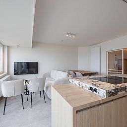 Modernes Wohnzimmer im Ferienhaus Bel Air - 0201 + Box 15 in Middelkerke, Westflandern, mit stilvoller Einrichtung und einer gemuetlichen Sitzecke.