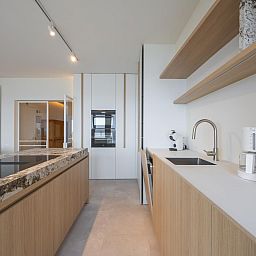 Moderne Kueche im Ferienhaus Bel Air - 0201 + Box 15, Middelkerke, Westflandern, Belgien, mit schlichter Holzausstattung und grosszuegigem Grundriss.