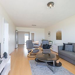 Stilvolles Wohnzimmer im Ferienhaus "De Rede 1 - 0801" in Middelkerke, Westflandern, Belgien, mit modernen Moebeln und viel Tageslicht.