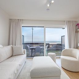 Stilvolles Wohnzimmer im Ferienhaus "Oasis II - 0002" in Middelkerke mit Meerblick und moderner Einrichtung fuer einen entspannten Aufenthalt.