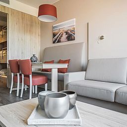 Gemuetliches, kinderfreundliches Schlafzimmer im Family Studio Middelkerke, Westflandern, Belgien mit Etagenbett und Blick auf die Terrasse.