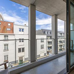 Stilvolles Wohnzimmer des Ferienhauses Omnia 9 - 0203 in Middelkerke, Westflandern mit moderner Einrichtung und Blick auf die Umgebung.