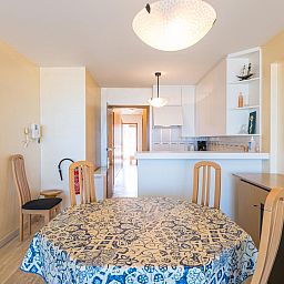 Gemuetlicher Essbereich im Azur Palace - 0602, einem Ferienhaus in Middelkerke, Westflandern, Belgien mit moderner Kueche und stimmungsvoller Beleuchtung.