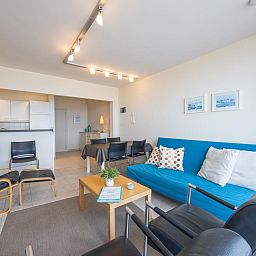 Gemuetliches Wohnzimmer im Ferienhaus Bella Vista - 0401, Middelkerke, Westflandern, mit moderner Einrichtung und bequemer Sitzecke.