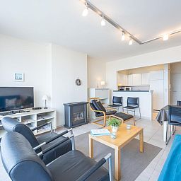 Geraeumiges Schlafzimmer in Bella Vista - 0401, einem Ferienhaus in Middelkerke, Westflandern, mit bequemen Betten und viel Tageslicht.