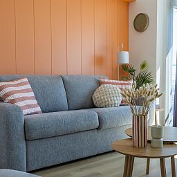 Attraktives Schlafzimmer im Ferienhaus Carla - 0801B, Middelkerke, Westflandern, mit moderner Einrichtung und bequemen Betten.