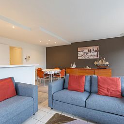 Blick vom Balkon des Ferienhauses Duindal I - 0201 in Middelkerke, Westflandern, mit moderner Architektur und gruener Umgebung.