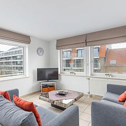 Gemuetliches Wohnzimmer in Duindal I - 0201, einem Ferienhaus in Middelkerke, Westflandern, mit moderner Einrichtung und bequemer Sitzecke.