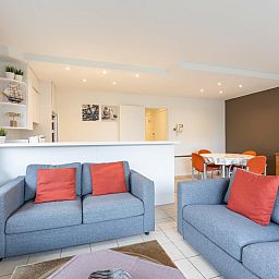 Gemuetliche Essecke in Duindal I - 0201, einem Ferienhaus in Middelkerke, Westflandern. Moderne Einrichtung mit maritimer Dekoration.