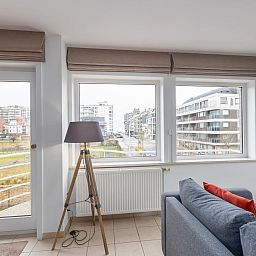 Schlafzimmer in Duindal I - 0201, einem Ferienhaus in Middelkerke, Westflandern, mit modernem Design und bequemem Doppelbett.