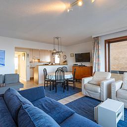 Gemuetliches Wohnzimmer in Dunekant - 0203 + park.6 Ferienhaus in Middelkerke, Westflandern, mit komfortabler Sitzecke und moderner Einrichtung.