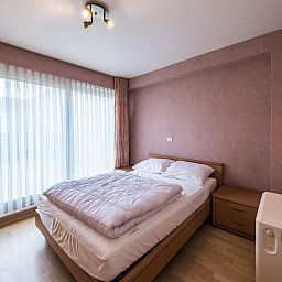 Schoenes Schlafzimmer im Ferienhaus Franklin - 0101 in Middelkerke, Westflandern, mit bequemem Bett und viel Tageslicht.