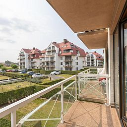 Geniessen Sie die Aussicht vom Balkon von Green Garden block 1 - 0105, einem Ferienhaus in Middelkerke, Westflandern, Belgien.