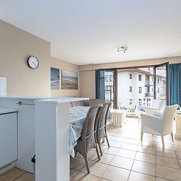 Geraeumiges Wohnzimmer im Ferienhaus Green Garden Block 1 - 0105 in Middelkerke, Westflandern, mit Blick auf den Balkon und moderner Einrichtung.