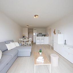 Entspannen Sie sich im Ferienhaus Green Garden block 7 - 0002 box 134 in Middelkerke, Belgien, das ueber eine einladende Terrasse und Gartenblick verfuegt.