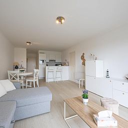 Gemuetliches Wohnzimmer im Ferienhaus Green Garden Block 7 - 0002 box 134, Middelkerke, Westflandern, Belgien mit moderner Einrichtung.