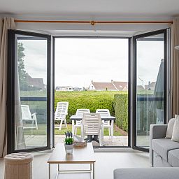 Stilvolles Wohnzimmer des Ferienhauses Green Garden Block 7 - 0002 box 134 in Middelkerke, Westflandern, Belgien, mit moderner Einrichtung.