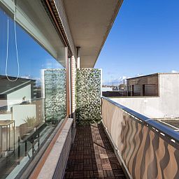 Geniessen Sie den sonnigen Balkon des Ferienhauses Hawaii - 0003 in Middelkerke, Westflandern, mit Blick auf die moderne Umgebung.