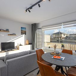 Stilvolles Wohnzimmer des Ferienhauses Hawaii - 0003 in Middelkerke, Westflandern, mit moderner Einrichtung und viel natuerlichem Licht.