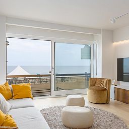 Gemuetliches Wohnzimmer des Ferienhauses Jamani - 0101 in Middelkerke, Westflandern, mit Meerblick und moderner Einrichtung.