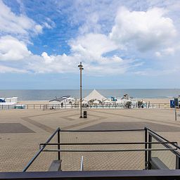 Meerblick vom Ferienhaus Jamani - 0101 in Middelkerke, Westflandern, mit Strand und blauem Himmel im Hintergrund.
