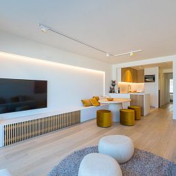 Modernes Wohnzimmer des Ferienhauses Jamani - 0101 in Middelkerke, Westflandern, mit stilvoller Einrichtung und offener Kueche.