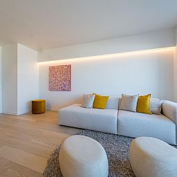 Gemuetliches Wohnzimmer im Ferienhaus Jamani - 0101, Middelkerke, mit moderner Einrichtung und komfortabler Sitzecke in Westflandern, Belgien.