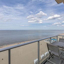 Geniessen Sie den atemberaubenden Meerblick vom Balkon des Ferienhauses Kwintebank - 0904 in Middelkerke, Westflandern, Belgien.