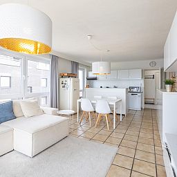 Stilvolles Wohnzimmer des Ferienhauses Kwintebank - 0904 in Middelkerke, Westflandern, mit moderner Einrichtung und viel natuerlichem Licht.