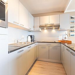 Moderne Kueche im Ferienhaus Long Beach 1 - 0904, Middelkerke, Westflandern mit stilvoller Einrichtung und praktischen Geraeten.