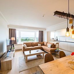 Gemuetliches Wohnzimmer im Ferienhaus Majestic - 0505, Middelkerke, Westflandern mit Blick auf die Natur durch grosse Fenster.