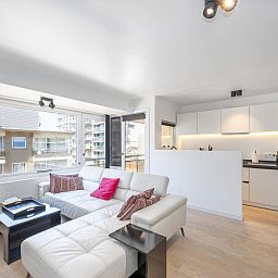 Luxurioeses Wohnzimmer des Ferienhauses Providence - 0401 in Middelkerke, Westflandern, mit moderner Einrichtung und viel natuerlichem Licht.