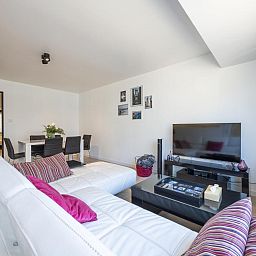 Modernes Wohnzimmer des Ferienhauses Providence - 0401 in Middelkerke, Westflandern, mit gemuetlicher Sitzecke und stilvollem Mobiliar.