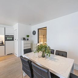 Stilvolles Esszimmer im Ferienhaus Providence - 0401, Middelkerke, Westflandern, Belgien. Moderne Einrichtung mit grossem Tisch und bequemen Stuehlen.