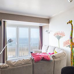 Gemuetliches Wohnzimmer von Stella - 0701, Ferienhaus in Middelkerke, Belgien, mit Meerblick und farbenfroher Dekoration.
