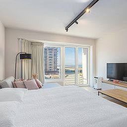 Luxurioeses Schlafzimmer im Ferienhaus Telstar - 0301, Middelkerke, mit Meerblick und moderner Einrichtung, Westflandern, Belgien.