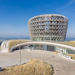 Telstar - 0301 Ferienhaus in Middelkerke, Westflandern mit Blick auf moderne Architektur und die nahe gelegene Kueste.