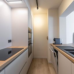 Moderne Kueche im Ferienhaus Telstar - 0301 in Middelkerke, Westflandern, Belgien. Ausgestattet mit stilvollen Geraeten und glatter Oberflaeche.