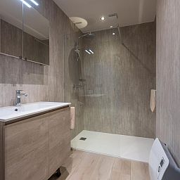 Modernes Badezimmer im Ferienhaus Telstar - 0301, gelegen in Middelkerke, Westflandern, Belgien. Komfortable Dusche und stilvolle Einrichtung.