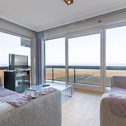Gemuetliches Wohnzimmer in Dunekant - 0703, einem Ferienhaus in Middelkerke, Westflandern, mit Panoramablick auf den Strand.